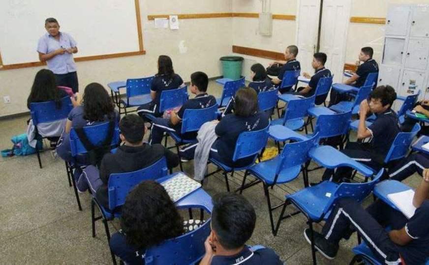 Sindicatos acenam com greve para frear volta às aulas no AM