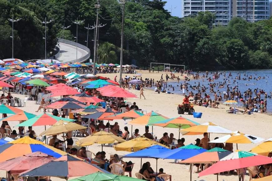 Banhistas aproveitam domingo de sol e lotam Complexo da Ponta Negra