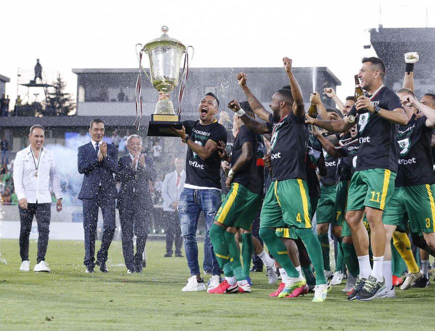 Marcelinho se despede com homenagem e mais uma taça na Bulgária