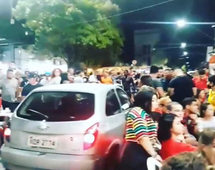 Final entre Fla x Flu aglomera multidão na Praça do Eldorado em Manaus