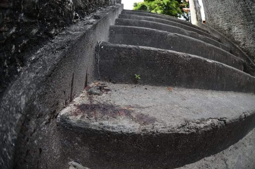 Jovem é executado a tiros em escadão de beco no bairro da Compensa