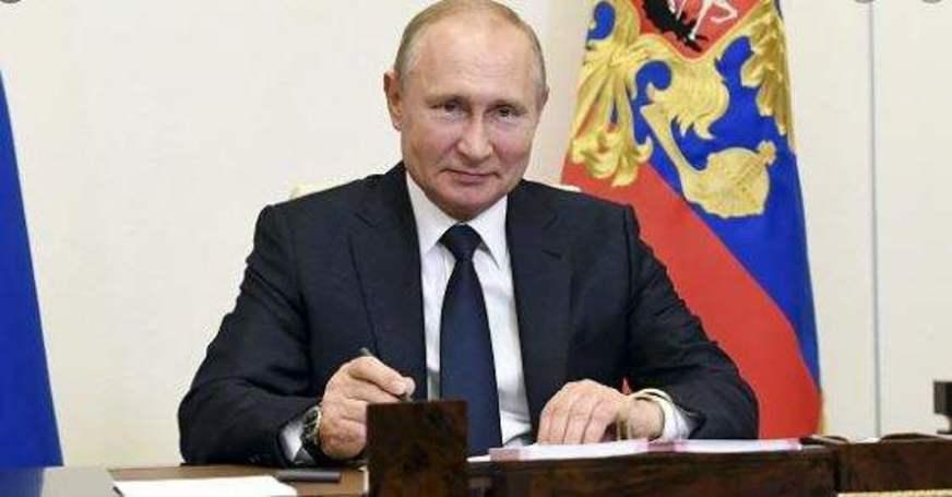 Russos concedem a Putin direito de permanecer no poder até 2036