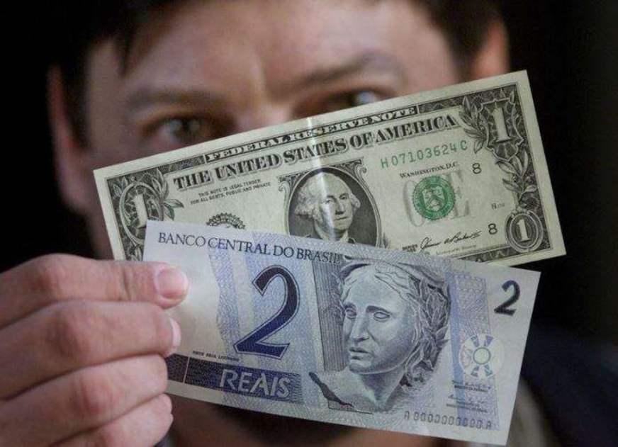 Dólar começa julho em queda de mais de 2% com exterior positivo