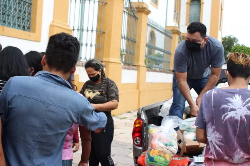 Profissionais do sexo que atuam no Centro recebem cestas básicas e preservativos