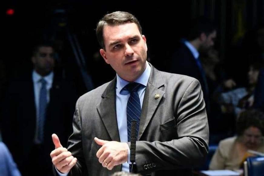 Flávio Bolsonaro testa positivo para Covid-19