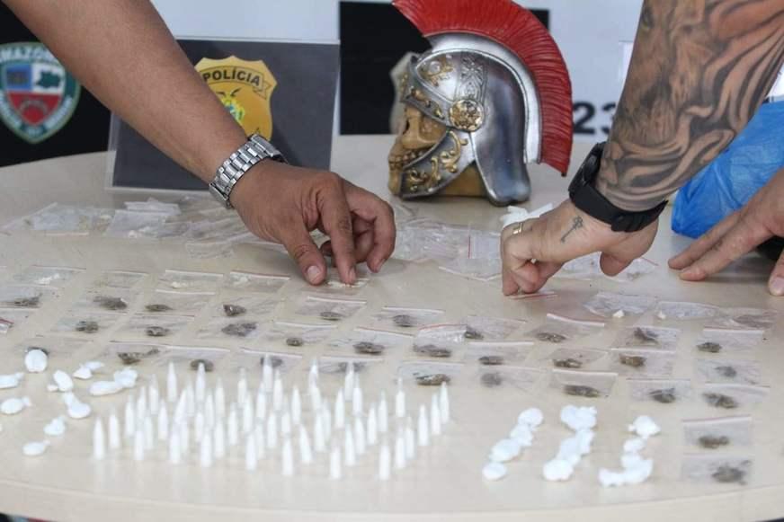 Trio é preso em flagrante por tráfico de drogas no Parque Dez