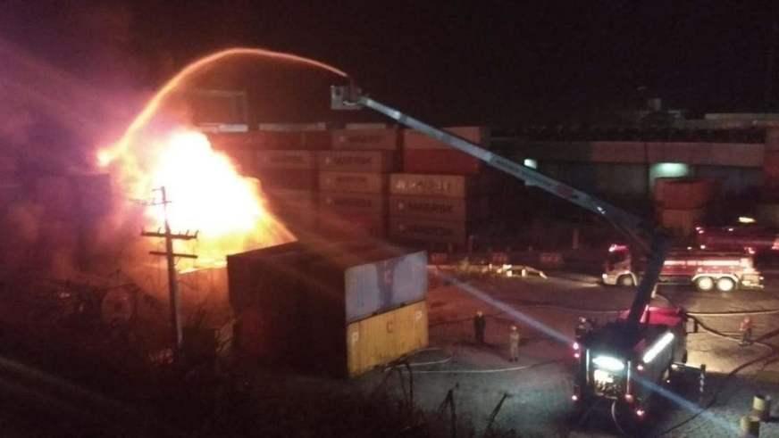 Incêndio no Chibatão entra pela noite e Bombeiros atuam para conter o fogo