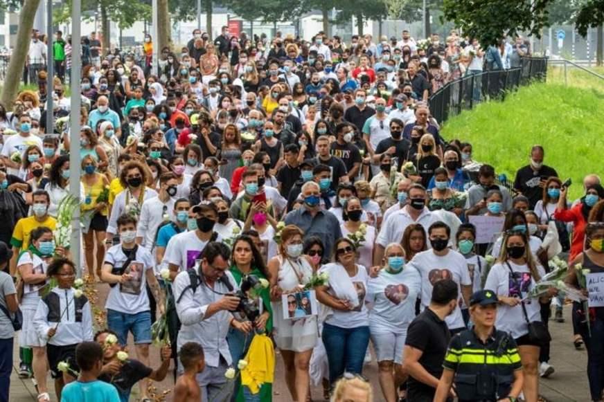 Velório de manauara leva multidão às ruas de Rotterdam