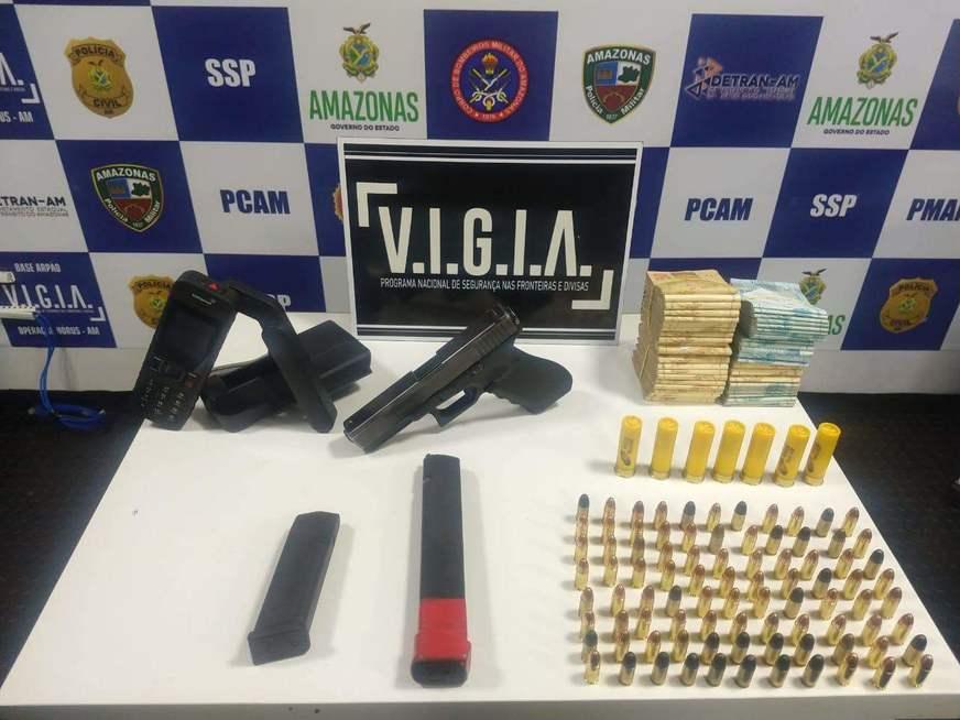 Homem é preso com arma de uso restrito, munições e R$ 45 mil em espécie