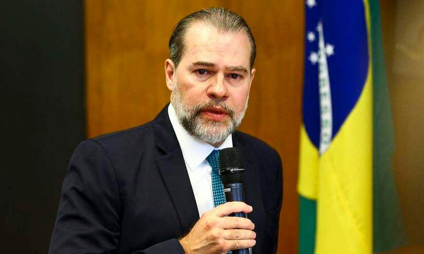 Presidente do STF é internado em Brasília com pneumonite