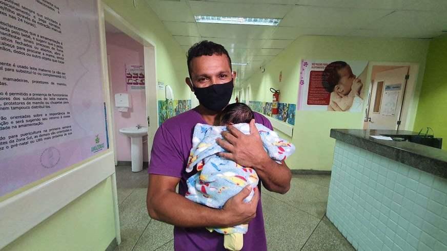 Agosto Dourado: A importância do papel do pai na amamentação