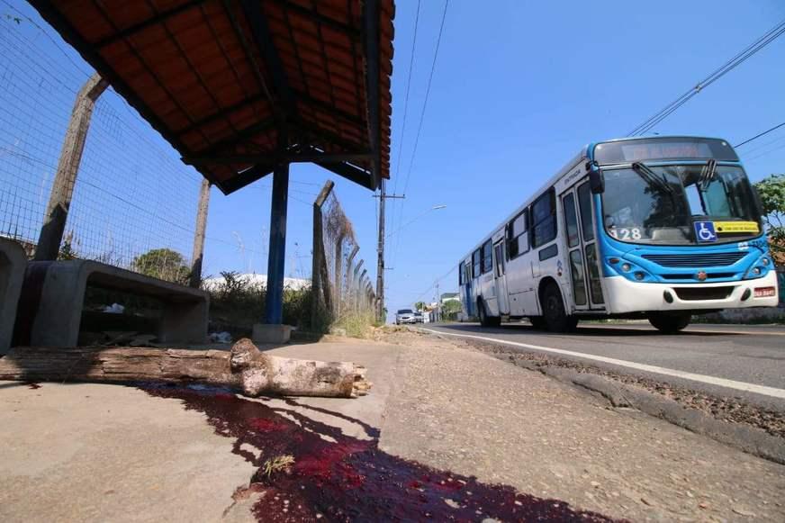 Morador de rua é encontrado morto em parada de ônibus