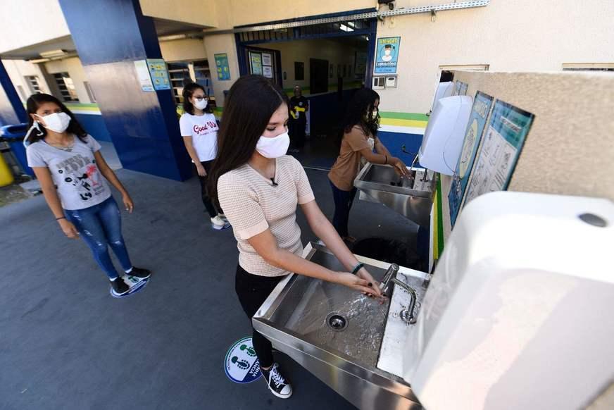 Governo do Amazonas instala mais de 900 pias em escolas de Manaus