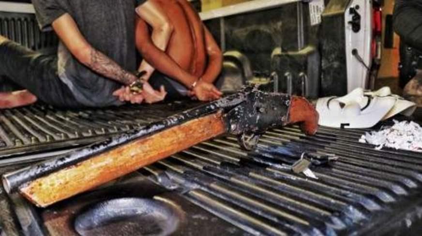 Homem é preso e adolescente é apreendido com arma, moto roubada e drogas
