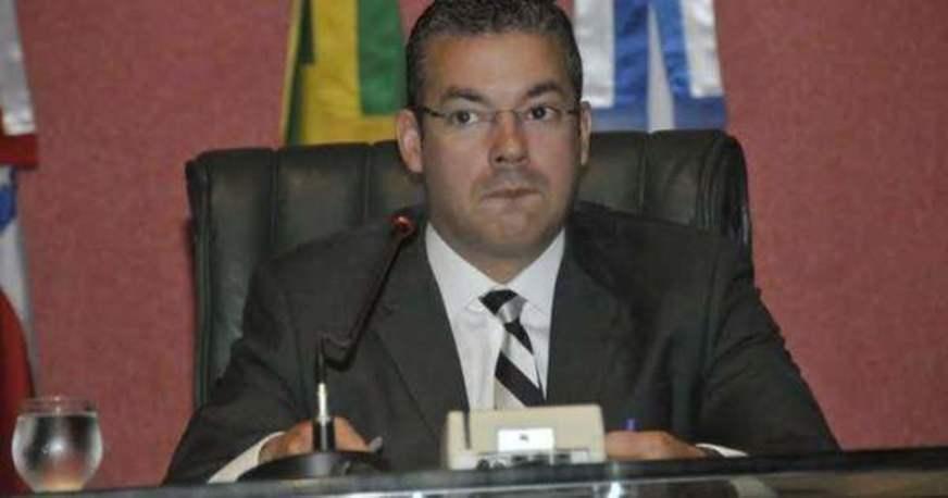 Josué encerra sessão da Assembleia chateado com plenário vazio