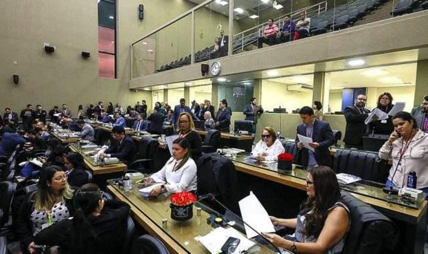 Deputados não dão exemplo