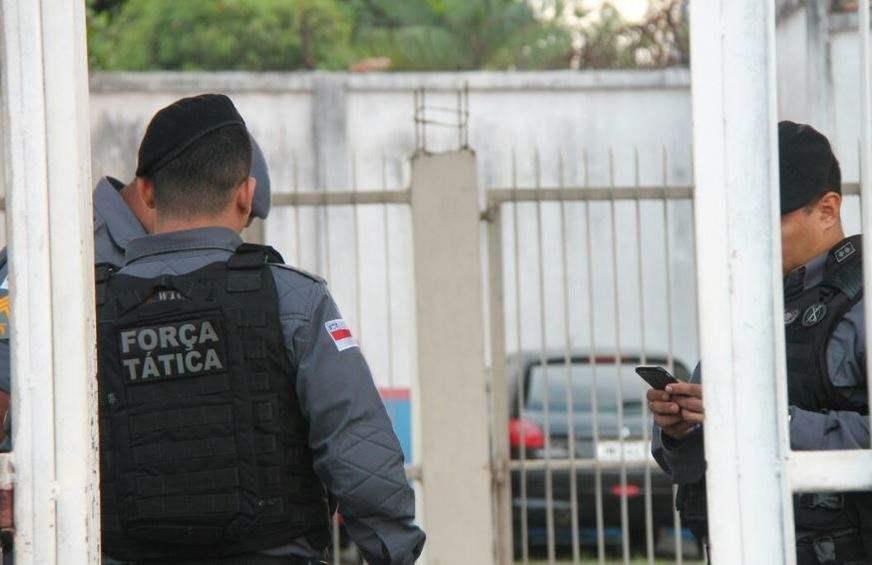 Dupla é presa com arma, celulares e R$14 mil na Compensa 2