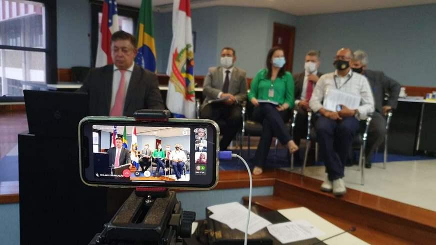 TCE-AM aprova contas de Arthur e recomenda realização de concurso público