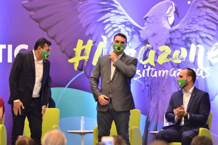 Eduardo e Flávio Bolsonaro chegam a evento com Wilson Lima