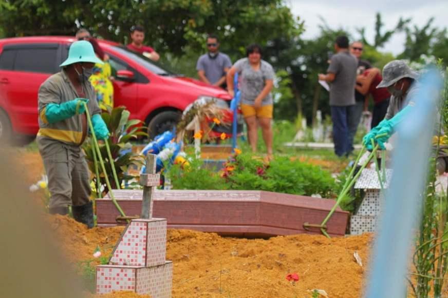 Covid em agosto: mortes estáveis em Manaus e em queda no interior