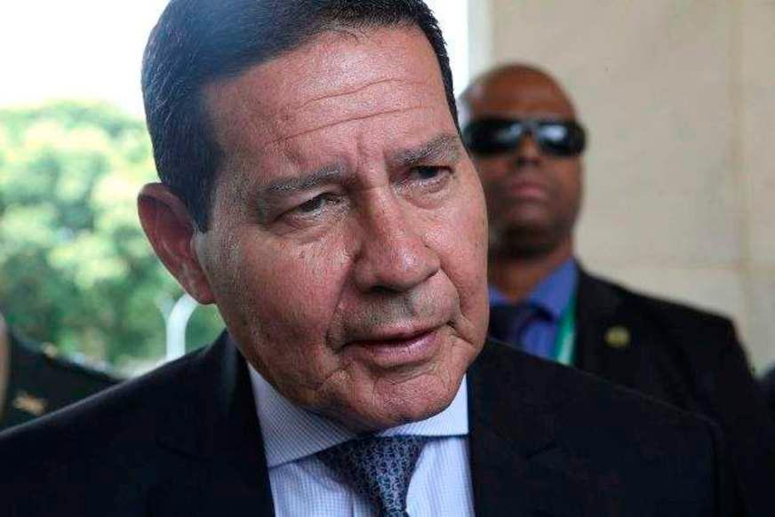 Mourão contrapõe Bolsonaro e afirma que Brasil irá comprar vacina da China