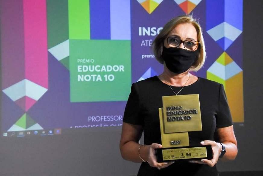 Professora da rede municipal recebe troféu do prêmio ‘Educador Nota 10’