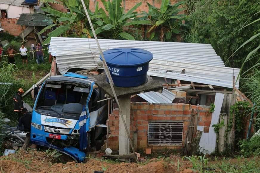 Micro-ônibus invade casa e deixa adolescente de 14 anos ferido