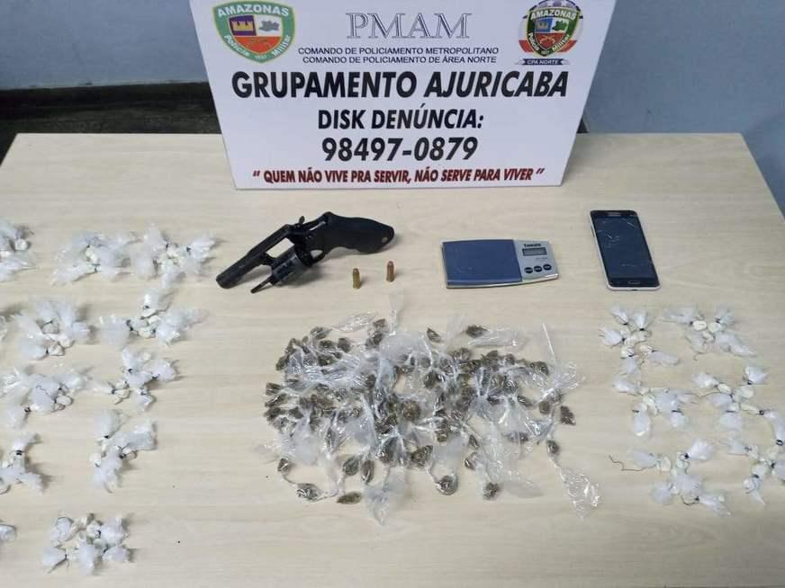 Mulher é presa com revólver mais de 200 trouxinhas de maconha e cocaína