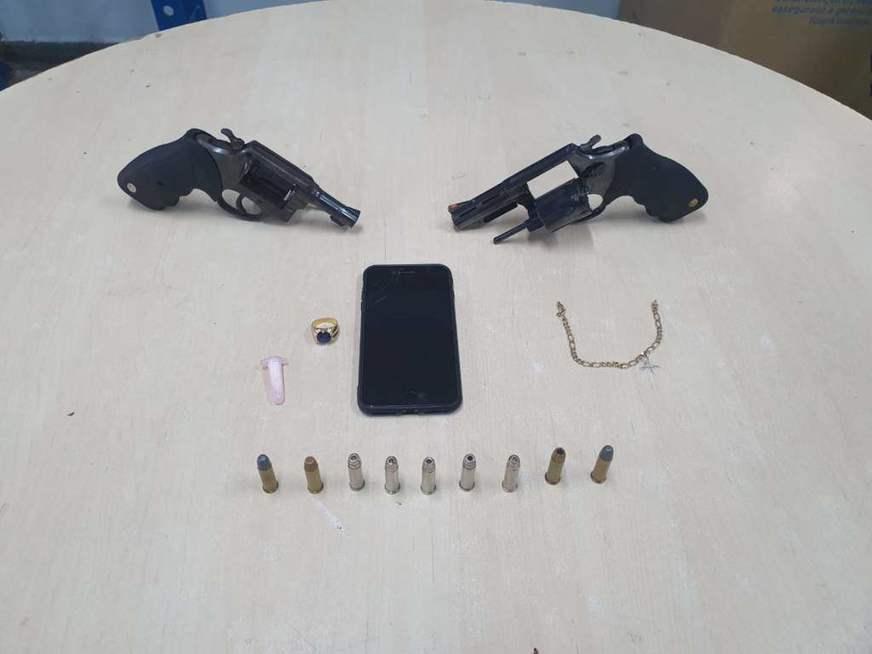 Dupla com passagem pela polícia é presa com armas e munições
