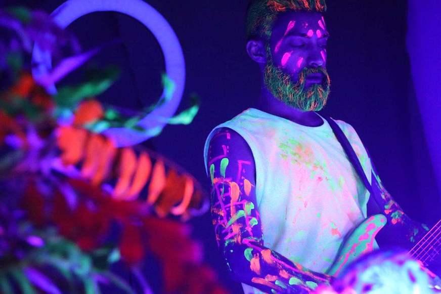 Ranura de la Selva lança videoclipe neon