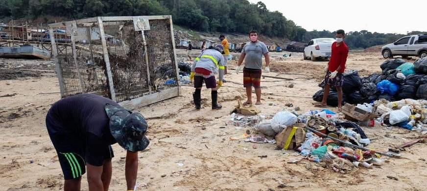 Sem apoio da Prefeitura, moradores limpam Marina do Davi