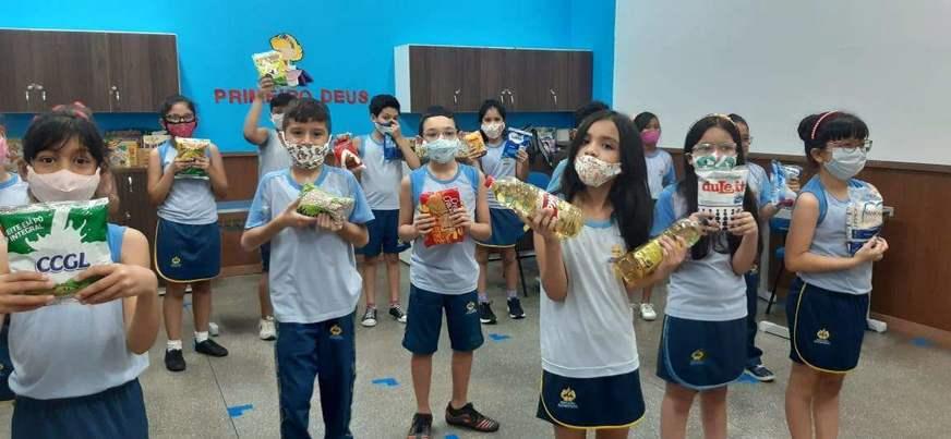 Alunos do Colégio Adventista realizam ação a moradores de rua