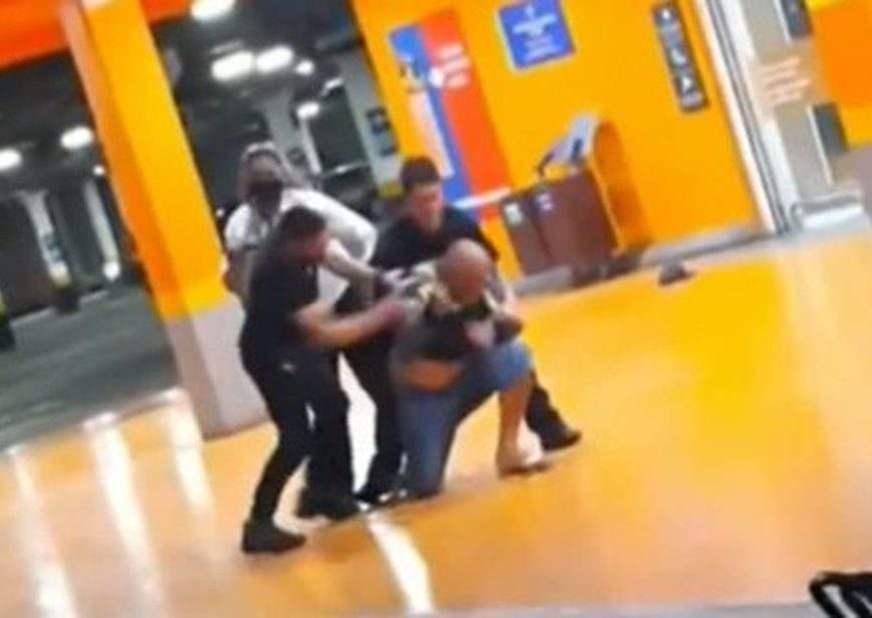 Homem negro é espancado e morto em Carrefour de Porto Alegre