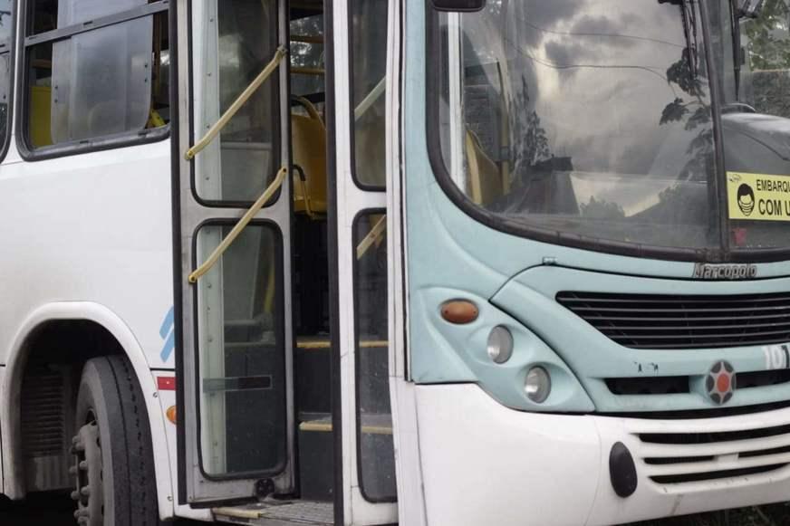 Confusão entre motorista e comerciante deixa moradores sem ônibus