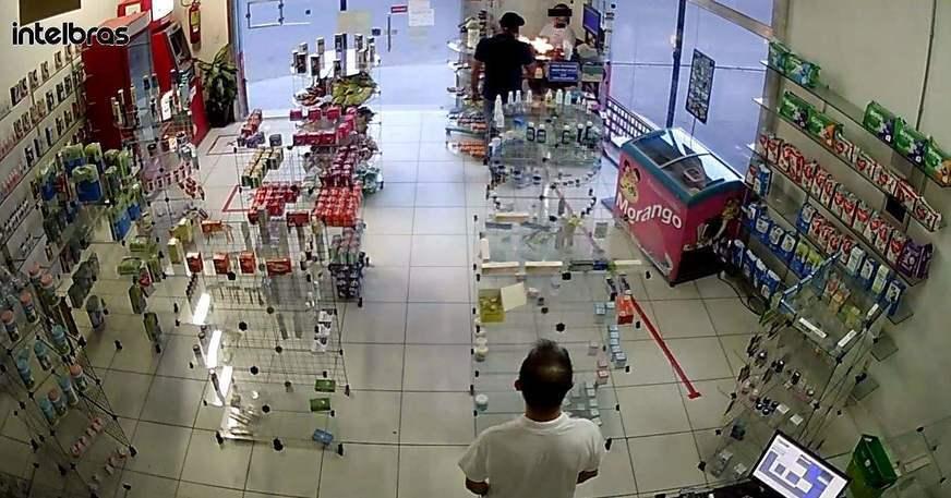 Operadora de caixa baleada segue internada em Manaus