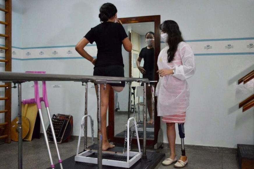 Fisioterapeuta supera perda de perna e ajuda pacientes com próteses