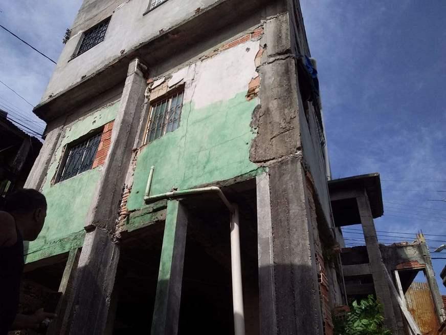 Moradores desocupam prédio após risco de desabamento, no Educandos