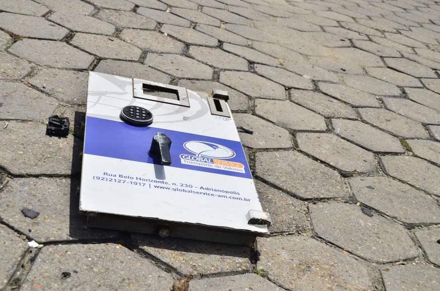 Dupla foge após explodir cofre de posto do Cidade de Deus