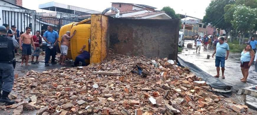 Caminhão desgovernado atinge veículos e deixa feridos em Manaus