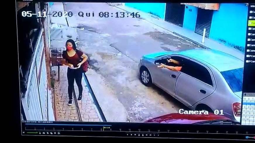 Mulher é obrigada a entregar o celular para bandido armado