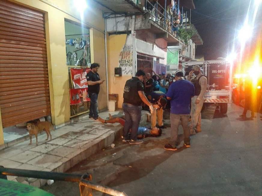 Homem é morto com quatro tiros por bandidos em carro