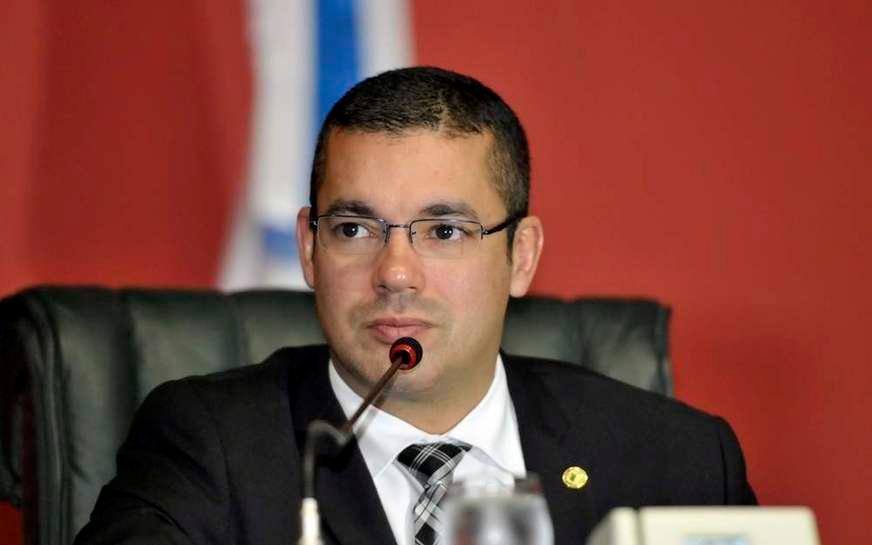 PL proíbe vacinação obrigatória