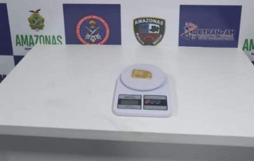 Polícia prende homem com barra de ouro ilegal de R$ 80 mil escondida em tênis