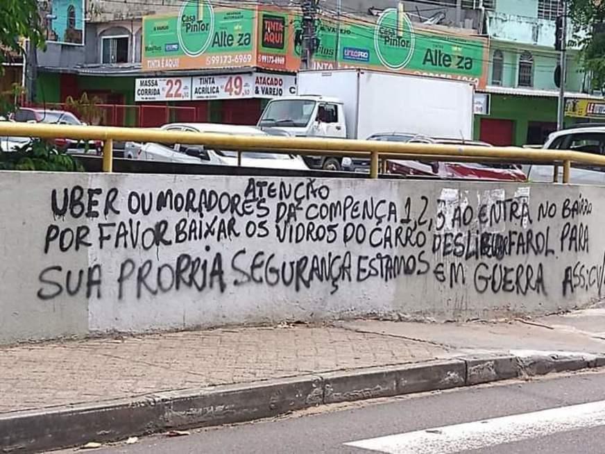 Pichação na Av. Brasil ameaça motoristas e moradores da Compensa