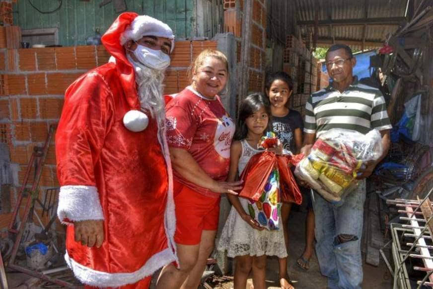 Boi Garantido entrega cestas básicas a famílias de colaboradores
