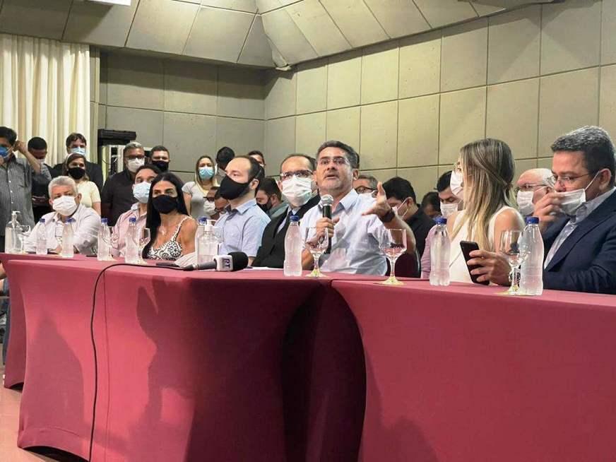Prefeito eleito, David Almeida, anuncia novos secretários municipais