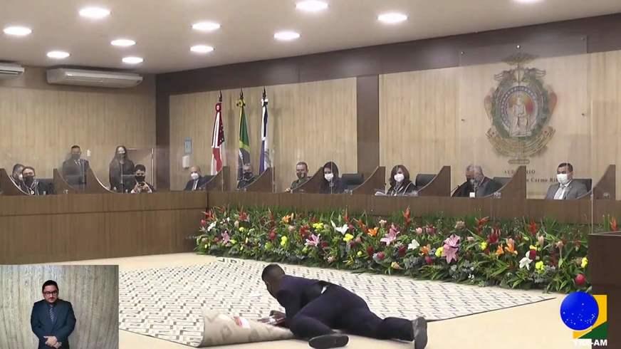 Vereador eleito se arrasta durante cerimônia de diplomação em Manaus