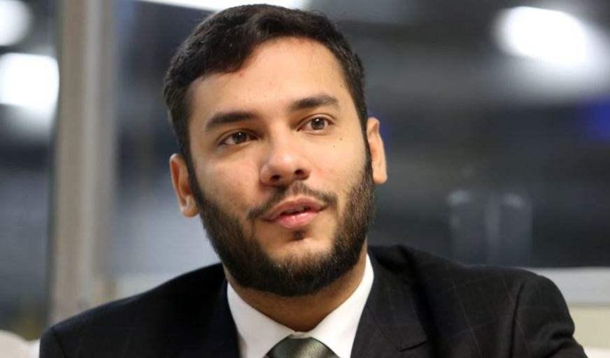 Ex-deputado ‘queima a largada’