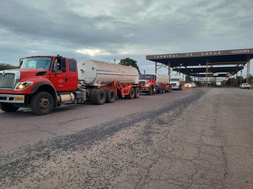 Oxigênio enviado a Manaus pela Venezuela cruza fronteira com o Brasil