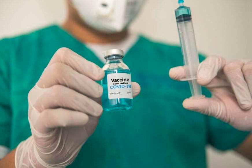 Johnson & Johnson diz que sua vacina anticovid tem eficácia geral de 66%